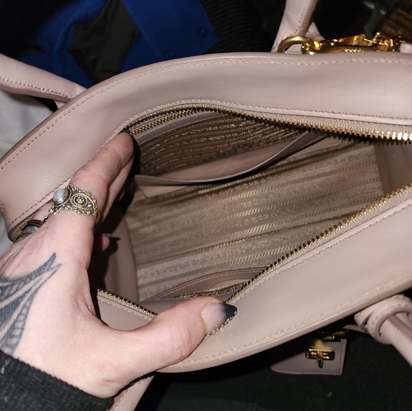 Authentic Prada bag - Picture 4 of 6